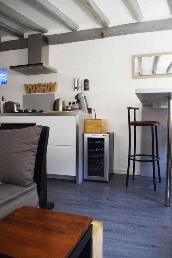 Wood Stone And Wine Apartment
