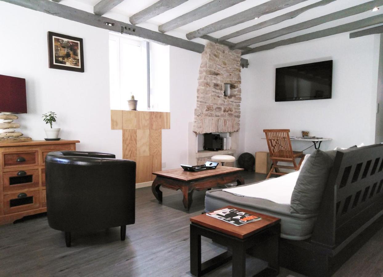Wood Stone And Wine Apartment